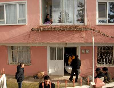 Eşini öldürüp polise teslim oldu (2)