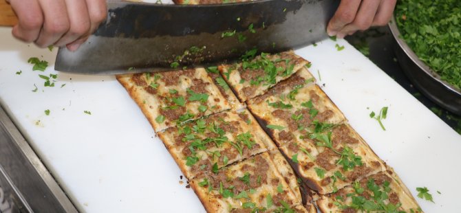 'Gurbetçilerimize etli ekmek yolluyoruz'