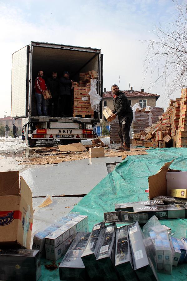 Dondurma kolilerine gizlenmiş 313 bin kaçak sigara ele geçti