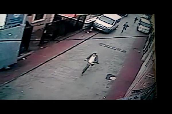 Şüpheli 3 kişi kaçarken güvenlik kamerasına yakalandı