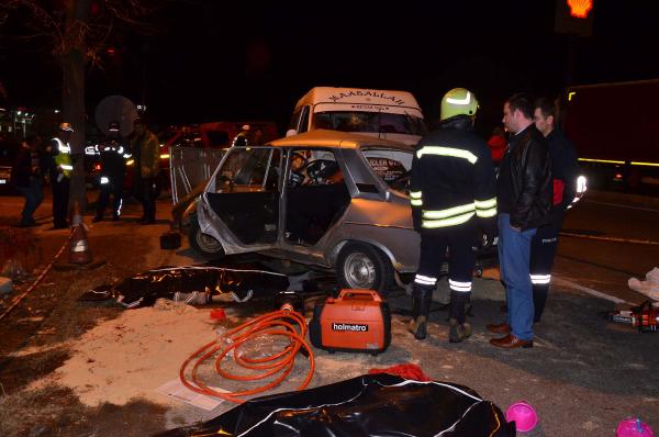 Otomobille minibüs kavşakta çarpıştı: 3 ölü, 5 yaralı