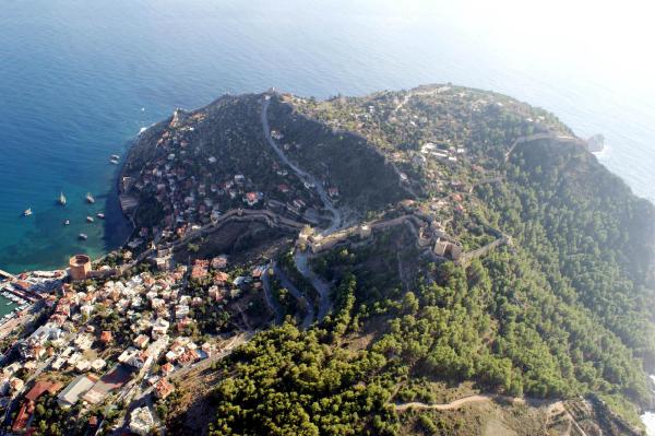 Alanya Kalesi'ne trafik tahribatı
