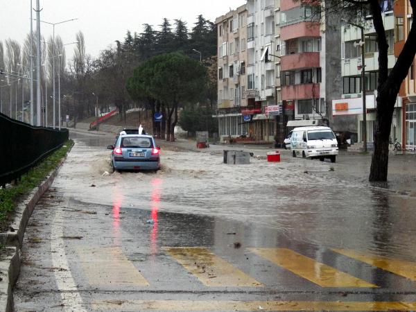Çanakkale'de fırtına ve yağmur etkili oldu (2)