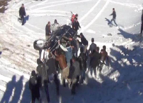 Karlı arazideki off-road etkinliğinde cip devrildi