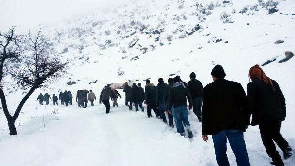 70 yaşındaki kadın hastayı 6 kilometre omuzda taşıdılar
