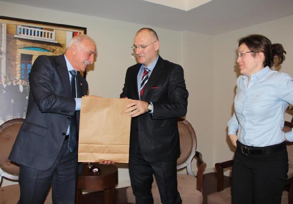 Profesör ailenin bakıcısını kandırıp, evdeki altın ve paraları aldılar