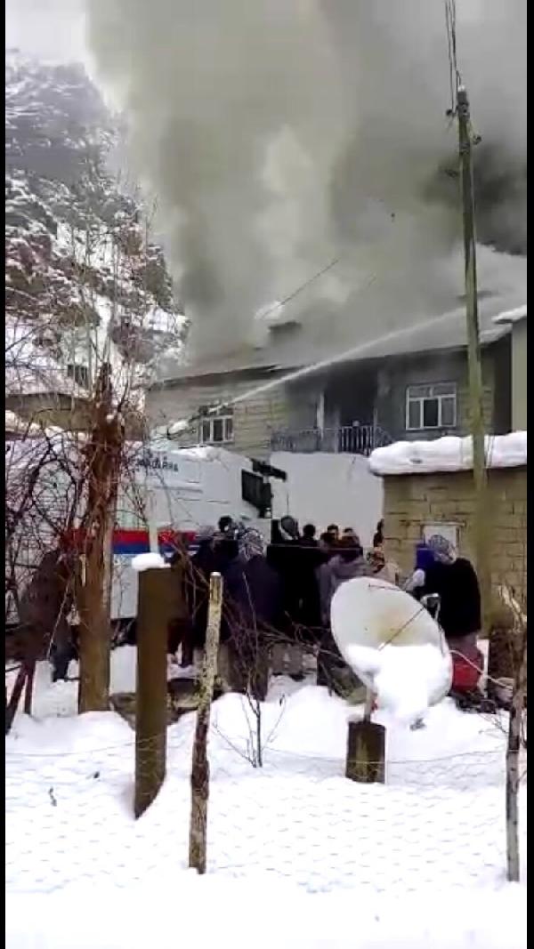 Köydeki ev yangınını jandarmanın TOMA'sı söndürdü
