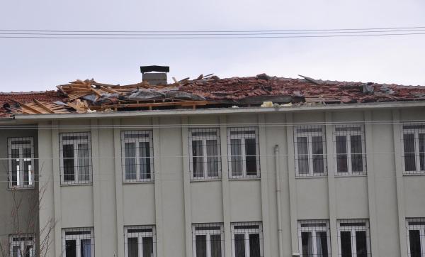 Rüzgar çatıyı uçurunca okul 1 günlüğüne tatil edildi