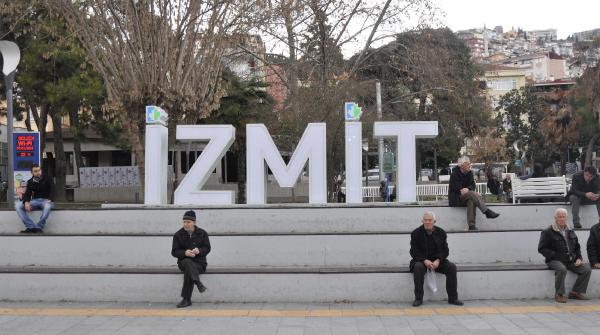 Lodos çatıları uçurdu