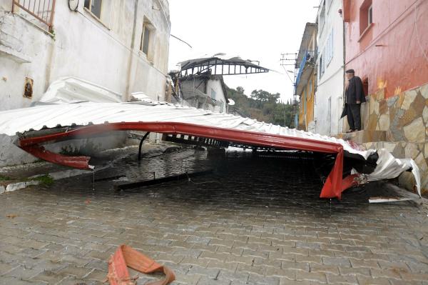2 ton ağırlığındaki çelik çatı rüzgarla uçtu