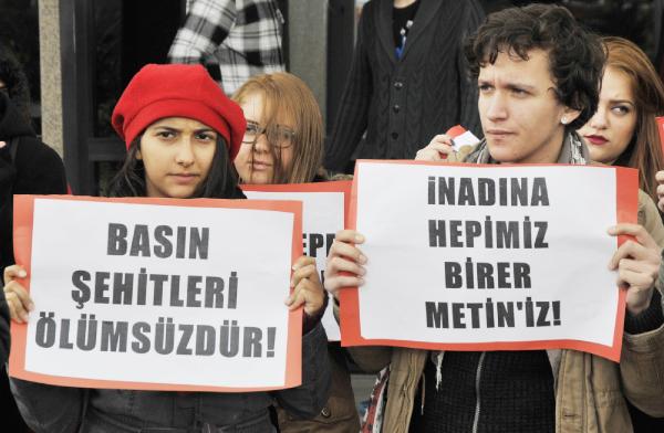 Kocaeli Üniversitesi öğrencileri Metin Göktepe'yi andı