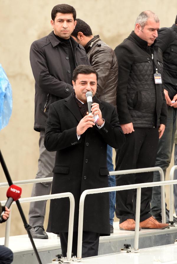 Demirtaş: Siyasetçiler konuşmayınca silahlar konuşuyor