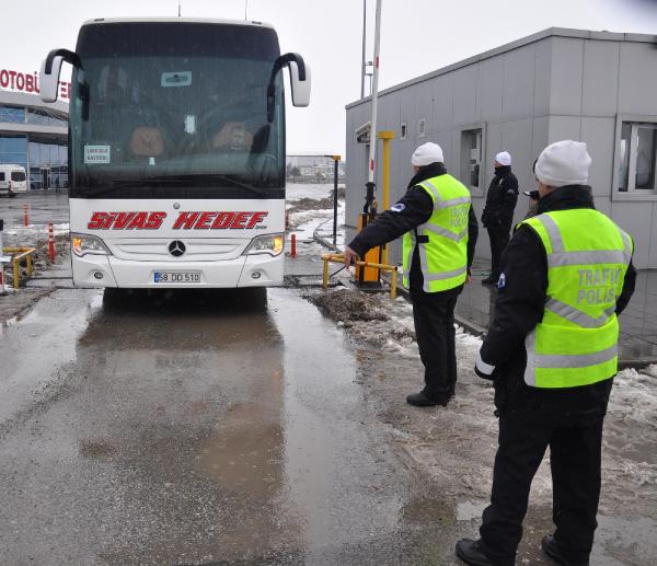 Sivas'ta yolcu otobüslerine kış lastiği denetimi