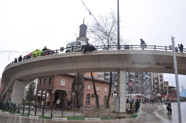Ambulansa yol vermek isterken üstgeçitte asılı kaldı