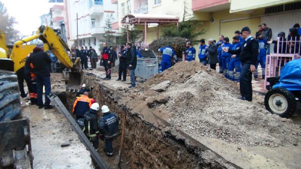 Belediye işçisi toprağın altında kalarak öldü