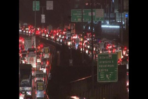 İstanbul'da trafik yoğunluğu akşam saatlerinde yüzde 90'a yaklaştı