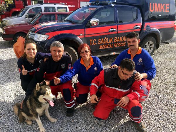Fethiye'de kayalıklarda mahsur kalan köpeği UMKE kurtardı