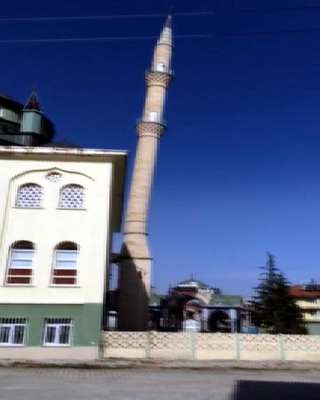 Şiddetli rüzgar 40 metrelik minareyi yerle bir etti