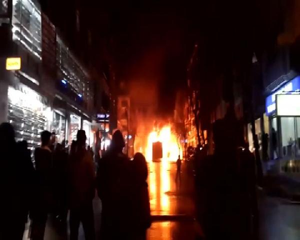 Gazi Mahallesi'nde belediye otobüsü yakıldı