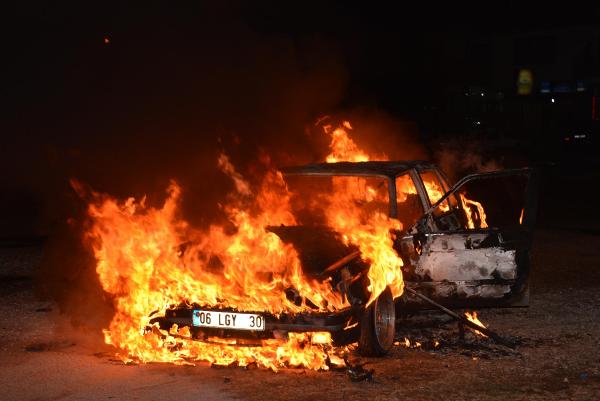 Yanan otomobiline değil yırtılan montuna üzüldü