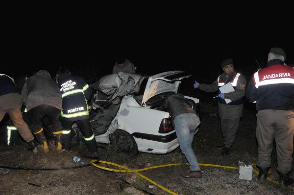 Kaçakları taşıyan otobüsle otomobil çarpıştı: 4 ölü, 30 yaralı