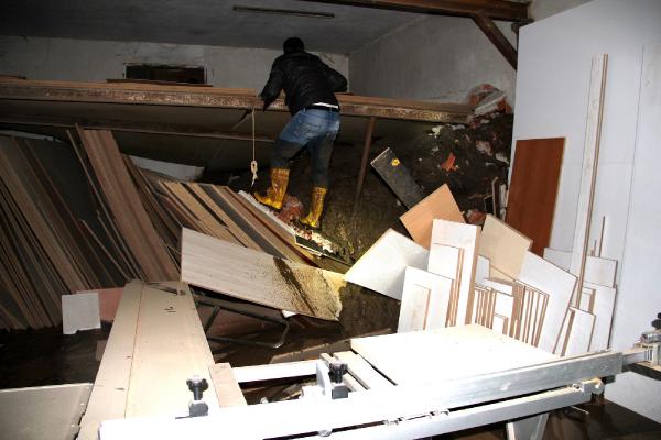 İnebolu'da eriyen kar heyelana yol açtı
