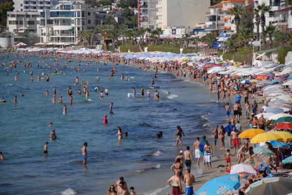 Kuşadası'nda dalgalar plajları dövdü