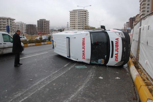 Şanlıurfa’da ambulans ile otomobil çarpıştı, sürücüler yaralandı