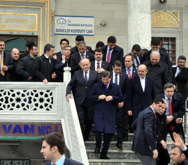 Başbakan Davutoğlu’dan Yeni Akit Gazetesi’ne taziye ziyareti