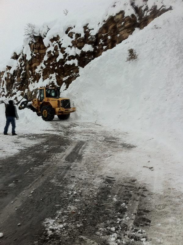 Hakkari'de hamile kadını almaya giden ekip çığdan son anda kurtuldu