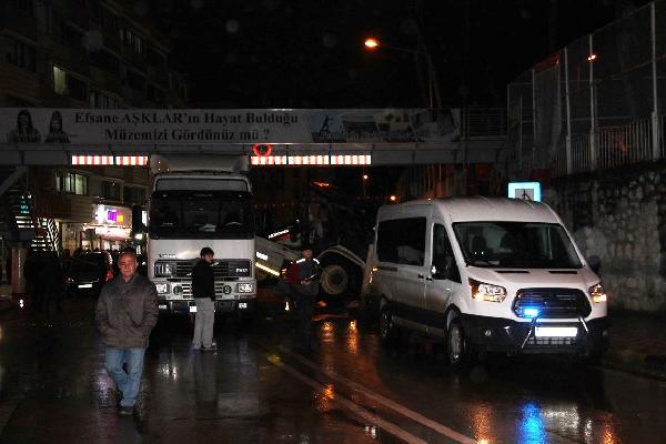 TIR'ın üzerindeki iş makinası üst geçide takılıp taksinin üzerine devrildi: 1 ölü