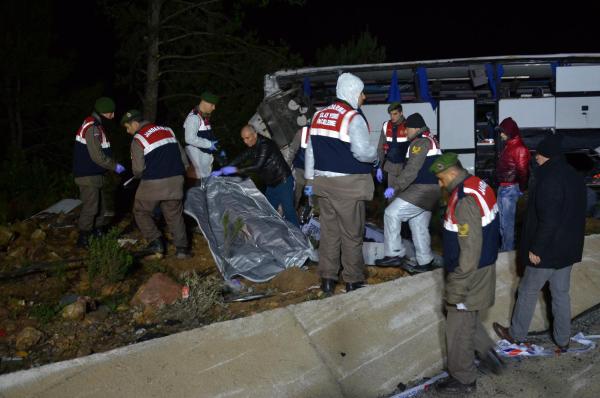 Kaçakları taşıyan otobüs kaza yaptı: 8 ölü, 42 yaralı