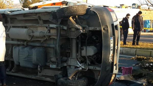 Elazığ'da servis minübüsü buzda devrildi, 2 işçi öldü