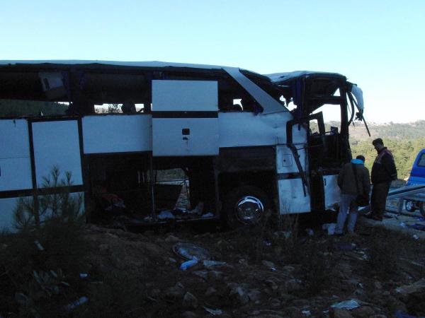 Kaçakları taşıyan otobüs kaza yaptı: 8 ölü, 42 yaralı (2)