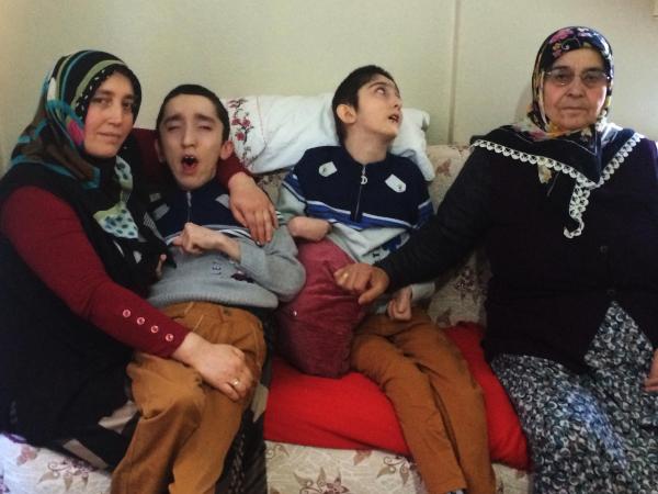 Tek arzusu engelli ikizlerinin iyileşmesi