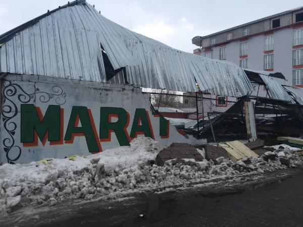 Patnos'ta kar yüzünden halı sahanın çatısı çöktü
