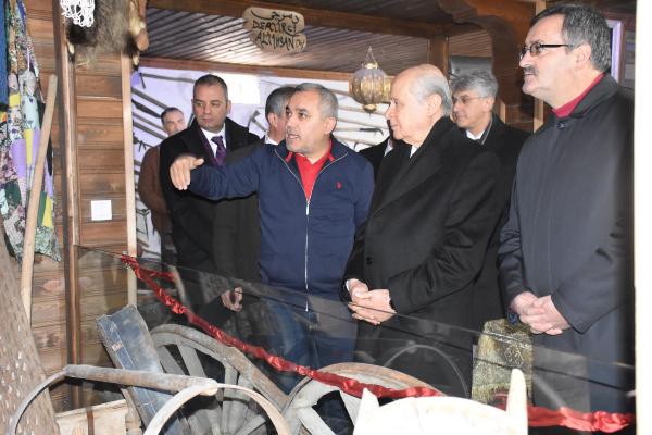 Bahçeli, Ülkücü Şehitler Anıtı'nda dua edip karanfil bıraktı