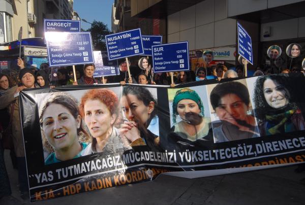 İzmir'de kadınların gösterisine polis müdahale etti