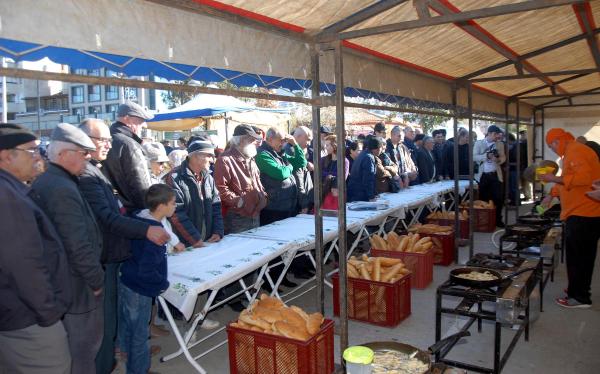 Kuşadası'nda bahar havasında 'Hamsi Şenliği'