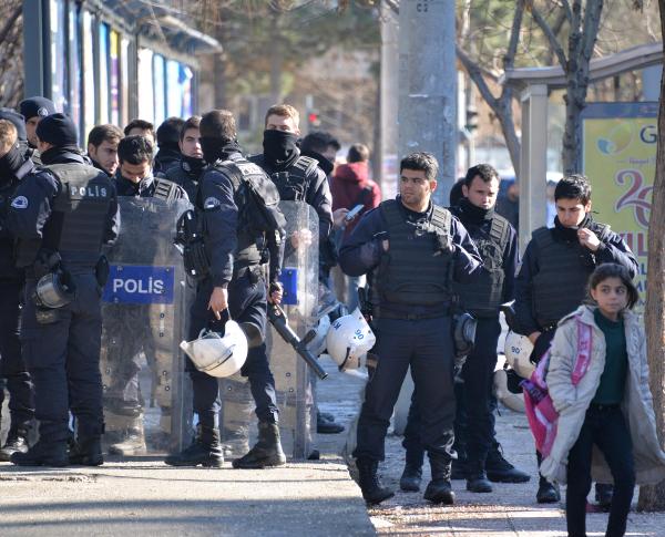 Diyarbakır'da Paris'te öldürülen 3 PKK'lı kadını anma yürüyüşüne izin verilmedi