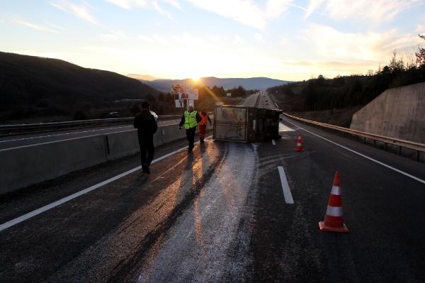 120 metre sürüklenen kamyonetten yara almadan çıktılar