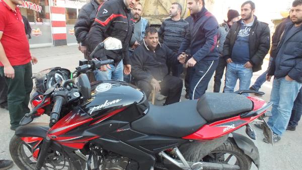 Kamyonla çarpışan motosikletin sürücüsü yaralandı