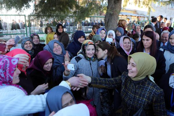 Sare Davutoğlu annesinin adını taşıyan Kuran Kursu'nu açtı