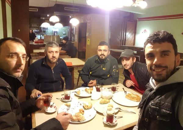 Kenan Sofuoğlu tır sürücüleriyle kahvaltı yaptı