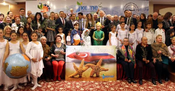 Kemer'deki Türk- Rus Dostluk Buluşması'nda çocuklardan zeytin dalı