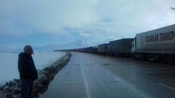 Gürbulak'ta 15 kilometrelik TIR kuyruğu