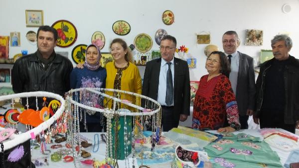 Dernekleşen köylü kadınlar el emeğiyle ev ekonomisine katkı sağladı