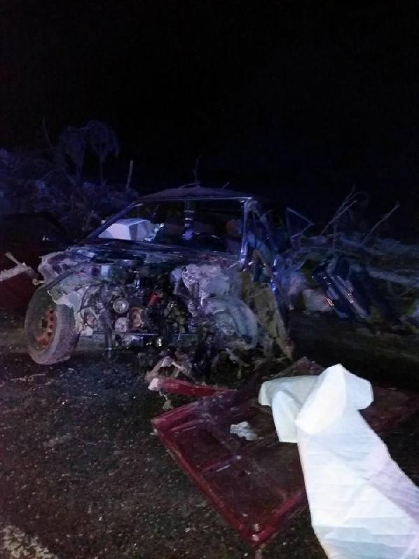 Kamyonun altına giren otomobilde çok sayıda bira şişesi