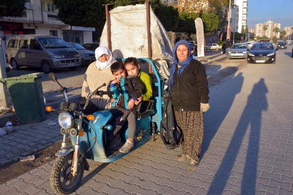 Engelli kayınvalidesi ile birlikte kağıt topluyor