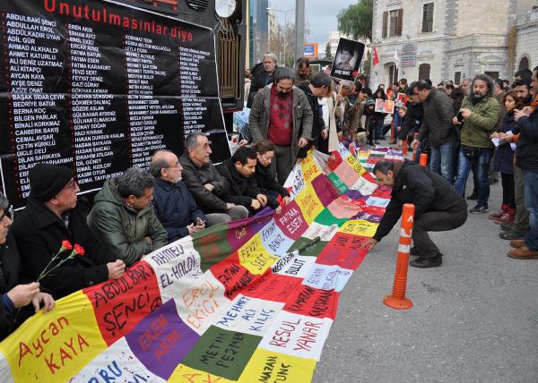 Ankara anmasında pankart gerginliği